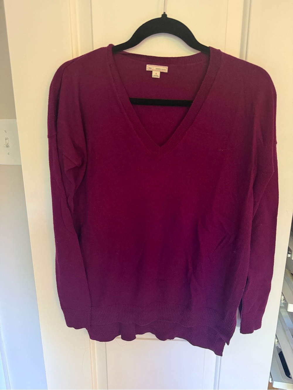 GAP Oversized Women's V-Neck Sweater in Berry Plum